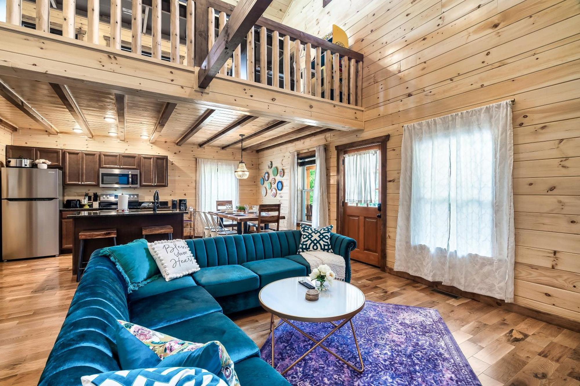 Dolly's Cute Cabin: Smoky Mountain Retreat with Hot Tub and Game Room Gatlinburg Exterior photo